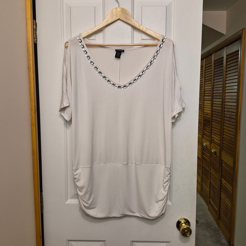 Torrid Ivory‎ Cold Shoulder Embellished V-Neck Tunic Top Plus Size 2 2X Gem Trim